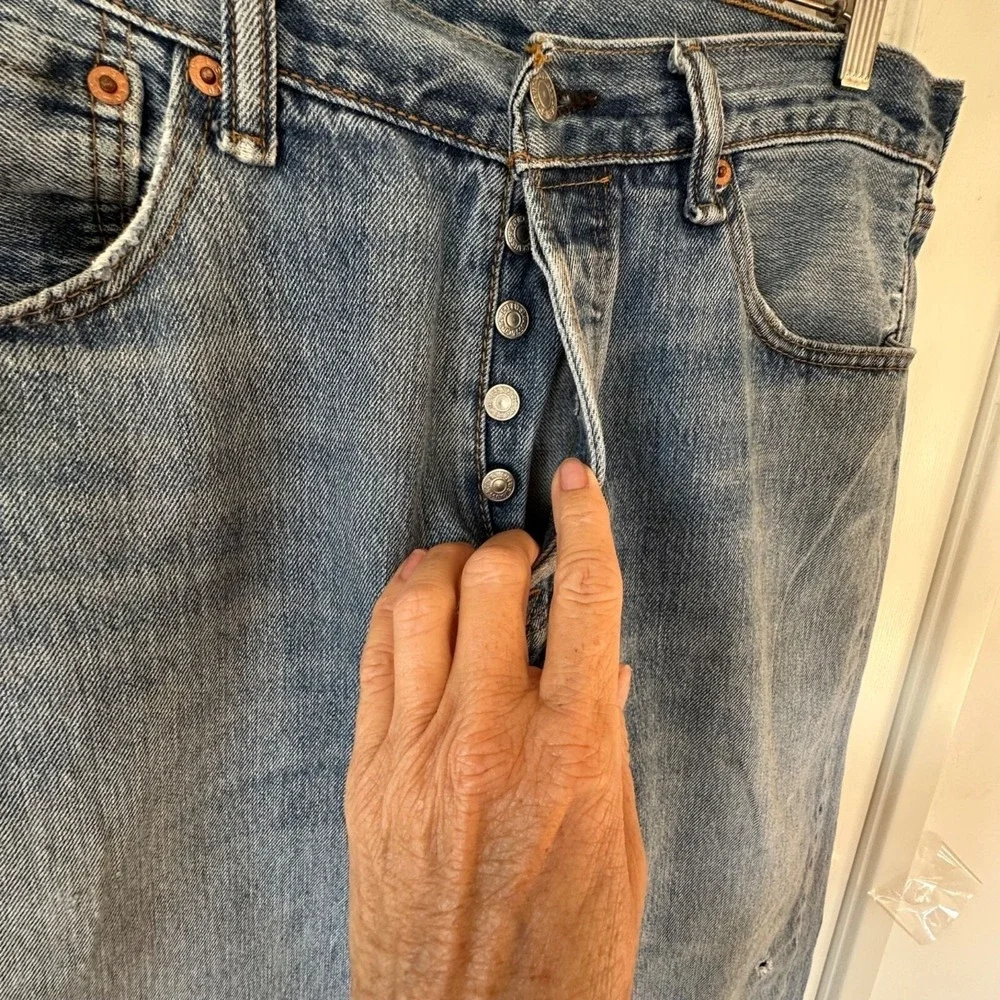 Vintage Levi's 501 Jeans W34 L30 Button Front Distressed Well Worn Light Wash‎